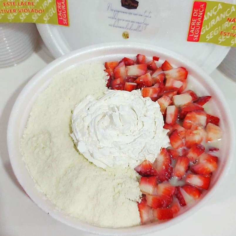 Prepare-se para comer o melhor açaí da sua vida chantilly morangos frescos creme especial de leite ninho e leite ninho