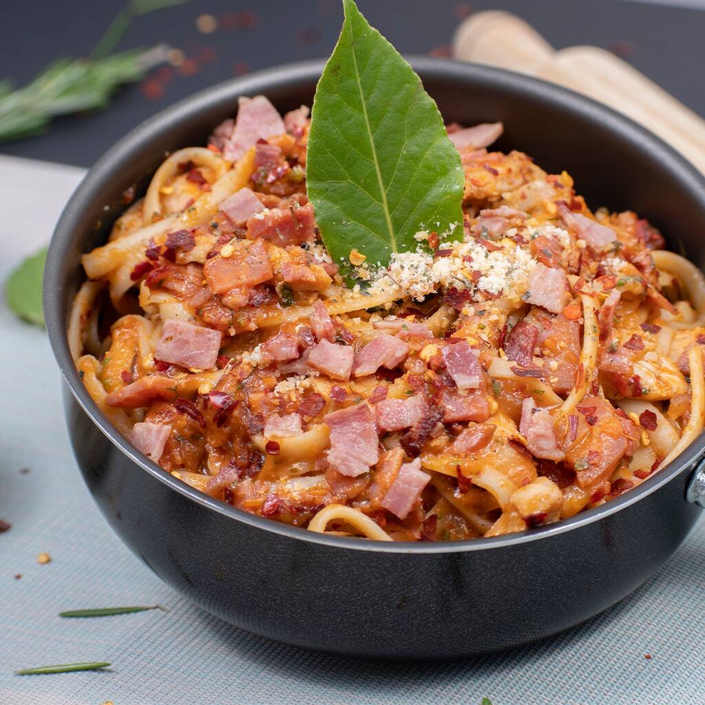 Pasta Amatriciana en Espaguetti con Bebida