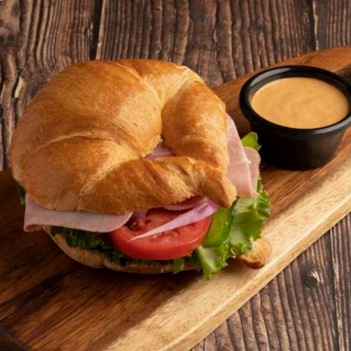 Combo Croissant, Papas Doradas, Bebida Favorita