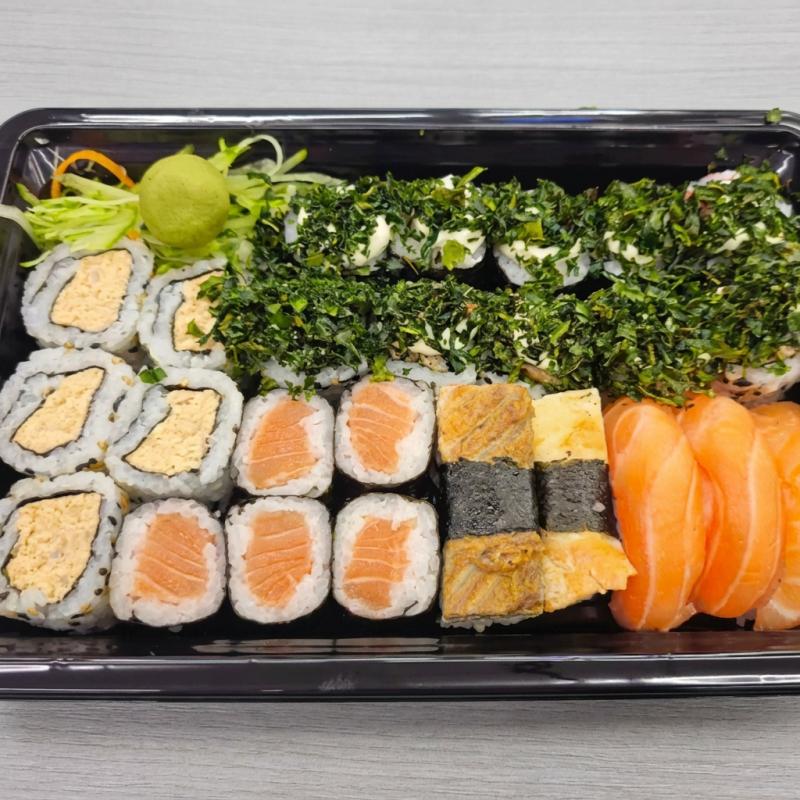 3 niguiri de salmão
2 Niguiri de Pele ( Skin)
5 Uramaki de Pele com crispy de couve
5 Maki de salmão
5 Uramaki de salmão Grelhado
5 Maki de Kani com creamcheese e crispy de couve
* Foto Ilustrativa
* Não alteramos as peças
tags
sushi, promoção japa, promo japa, promoção, combo, combinados, combo barato, lanches, jantar, almoço, maki, salmão, japa, japonesa, culinária japonesa, oriental, poke japa, ceviche, especial, box, kame, unidades, niguiri, promoção de sushi, promoção temaki