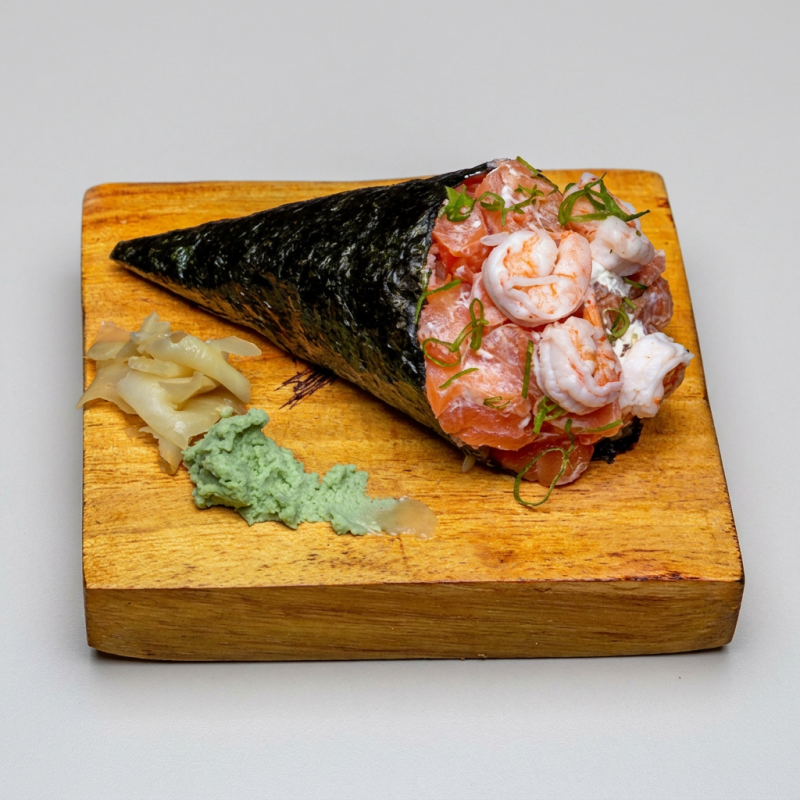 Salmão cru, camarão cozido, cream cheese, arroz, cebolinha