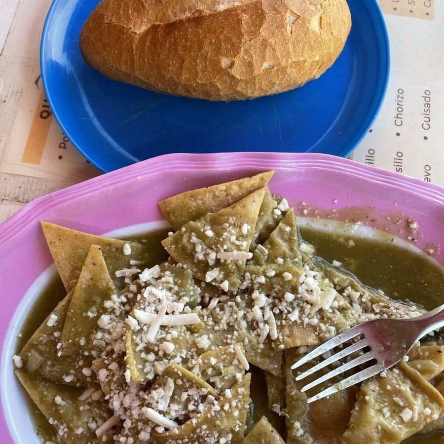 Chilaquiles Verdes con Bistec 🥩 + 1 Bolillo🥖