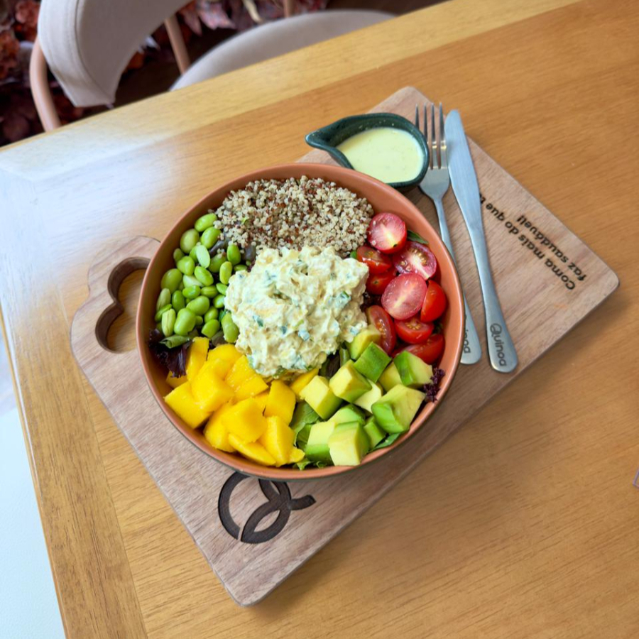 Mix de folhas, com nosso famoso frango cream (cubos de peito de frango mergulhados em cream cheese, com cebolinha, azeite, limão e pimenta do reino), tomatinhos sweet, mix de quinoas. manga fresca, cubos de abacate, edamame, finalizado com amêndoas em lâminas torradas. Acompanha nosso molho de iogurte delicioso.