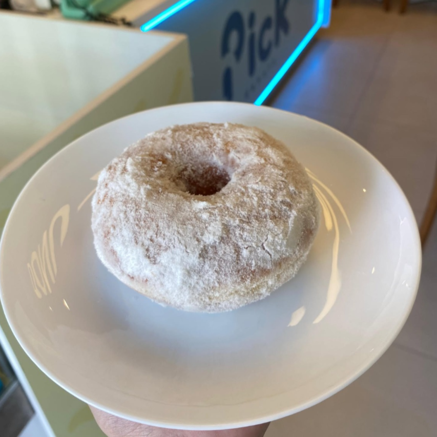 Donut fresquinho e fofinho com cobertura de Açúcar Gelado.