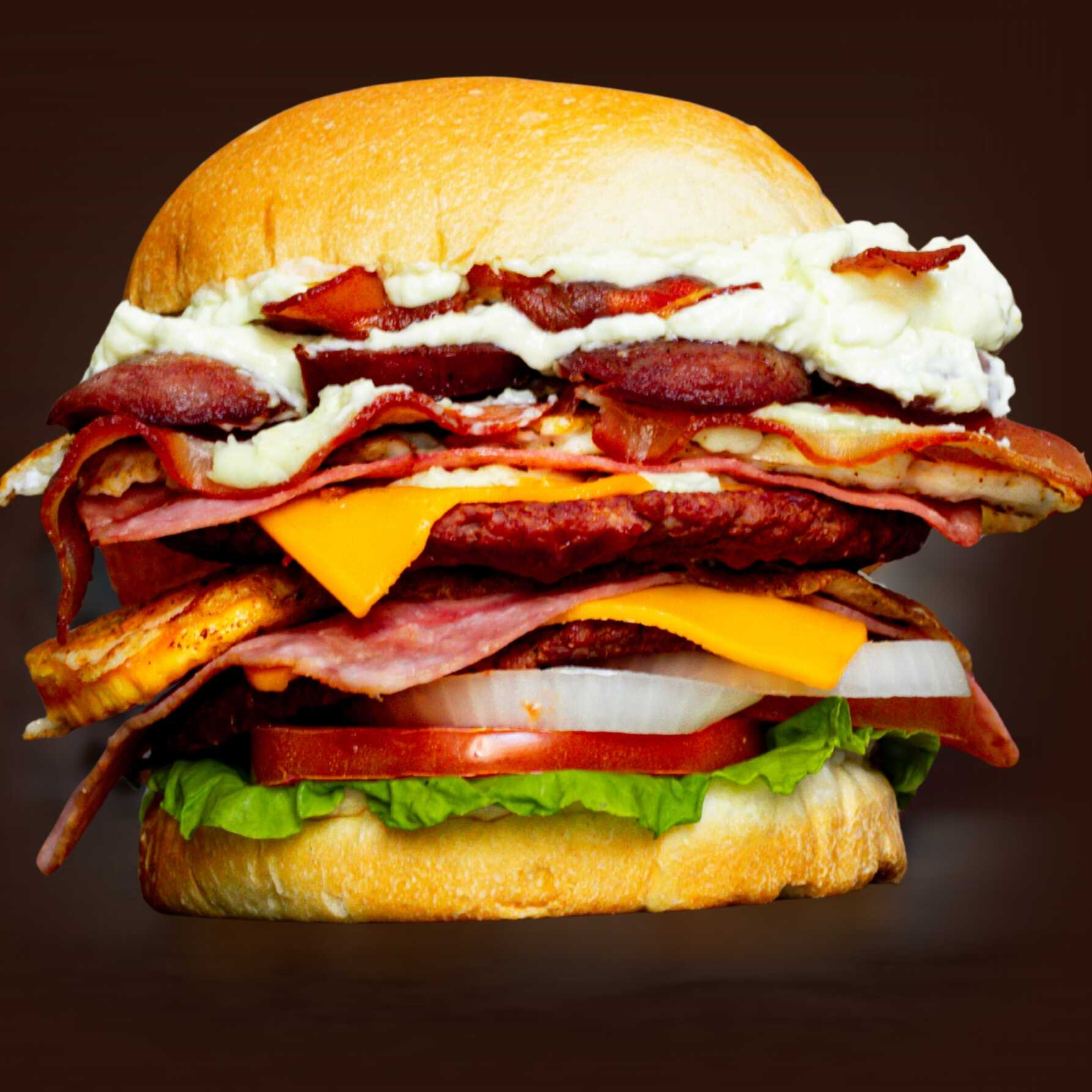 Nosso X-Tudo Duplo é feito com 2x Smashes Suculentos, 2x Fatias de Cheddar, Reforço de Bacon e Presunto, Salada Fresca: Alface, tomate e cebola para equilibrar e
Maionese de Ervas.
01 Pote de Molho Especial Extra.