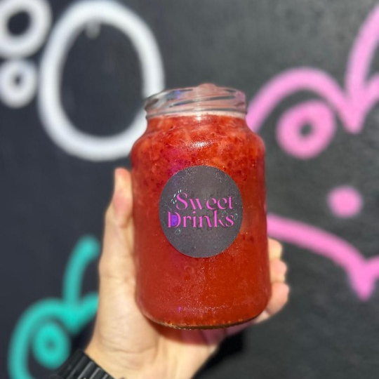 Caipirinha de morango com saquê, copo de vidro de 600ml.