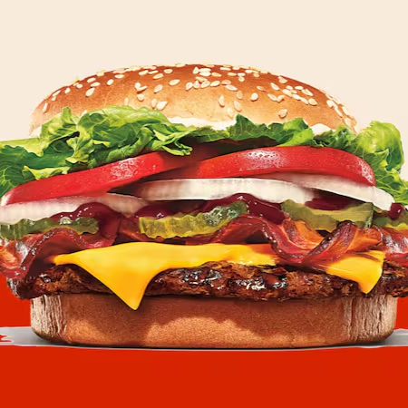 Um hambúrguer com uma carne bovina grelhada de 113g, pão com gergelim, queijo derretido, molho barbecue, salada fresca (alface, cebola e tomate), bacon fatiado, picles e maionese Bk.