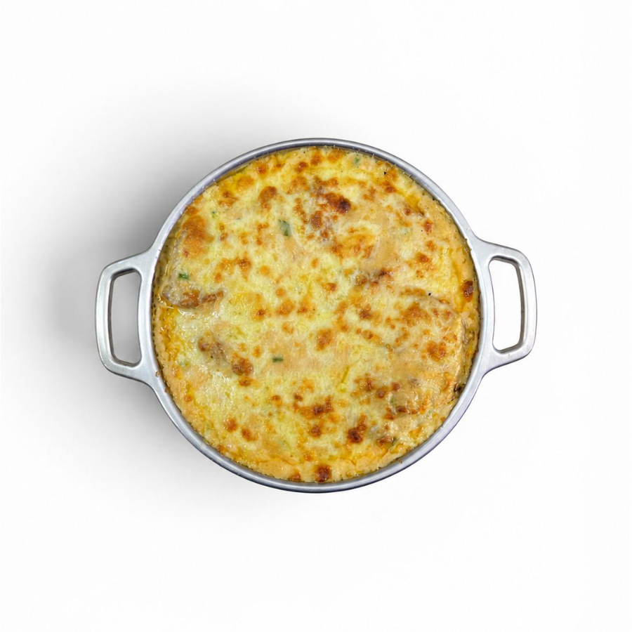 Delicioso peixe ao molho rosé (500g) acompanhado por salada, creme de batata, vinagrete, arroz branco e polenta com queijo parmesão.