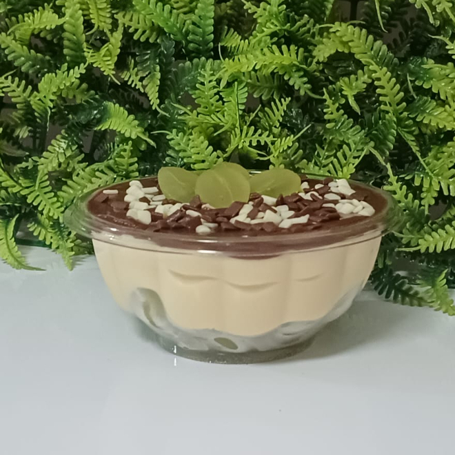 Sobremesa composta por creme de Ninho, uvas sem semente e ganache de chocolate. Finalizado com granulé e uvas. Peso médio 250g.