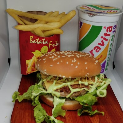 Pão francês, contra-filé, queijo, presunto, tomate, ovo, cebola e batata frita