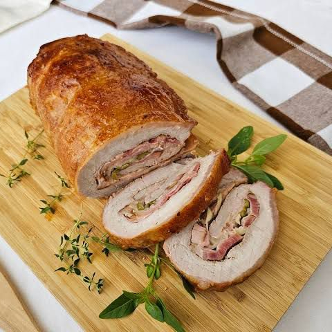 Lombo Assado Recheado com Calabresa e Bacon – Xico do Frango Lombo suíno assado no ponto certo, recheado com linguiça calabresa e bacon. Sabor intenso, suculência garantida e aquele toque defumado que faz toda a diferença!