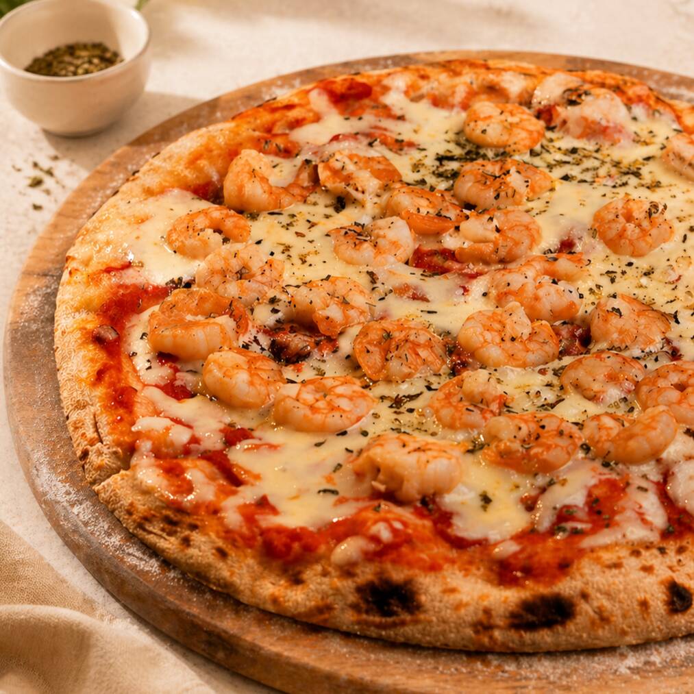 Destaque: Massa leve de longa fermentação e camarões frescos.
A sofisticação em forma de pizza. Camarões selecionados e salteados, sobre nossa base de pomodoro artesanal, muçarela derretida, o legítimo Catupiry® e um toque de orégano chileno.