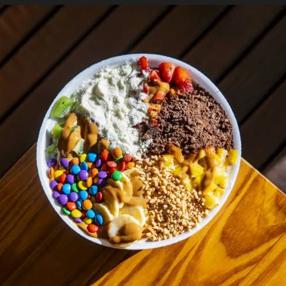 Delicie - se com a Nossa Marmita de Açaí 750 ML, acompanha 6 Complementos, para você montar do jeitinho que você Desejar.