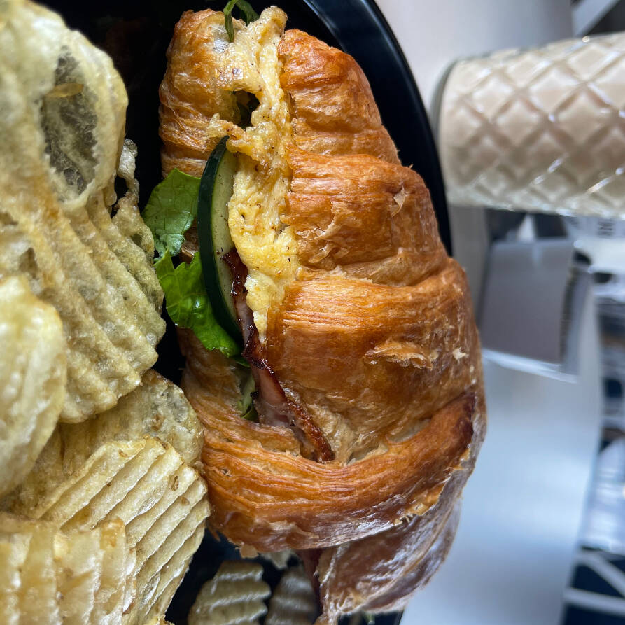 Croissant Huevito con Jamón