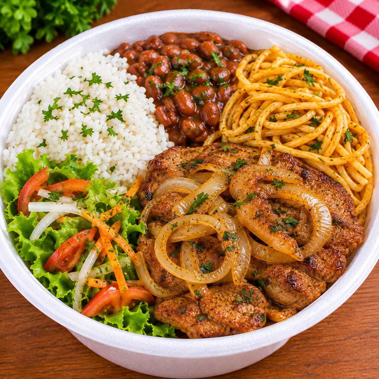 Bife de porco acebolado, arroz, feijão, macarrão e saladinha. Uma refeição completa e cheia de sabor. Aproximadamente 600g