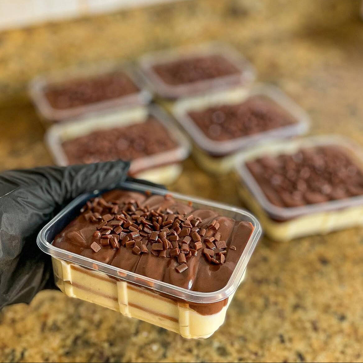Creme de ninho, biscoito de maisena, creme de chocolate e granulé no topo