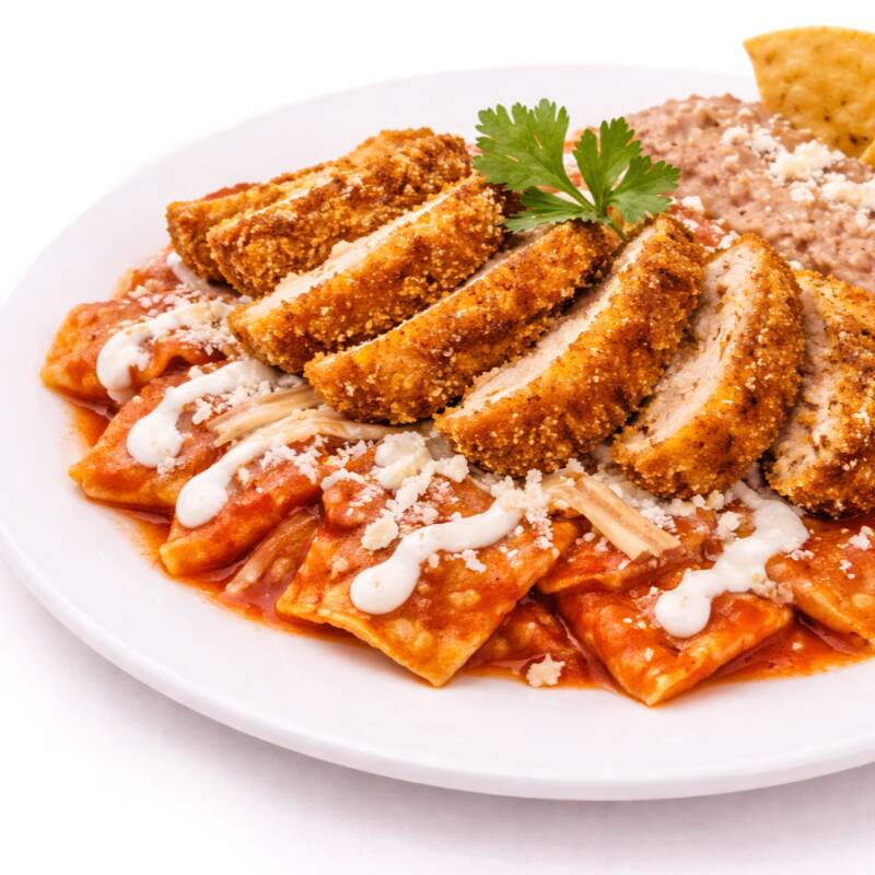 Chilaquiles Rojos con Milanesa de Cerdo