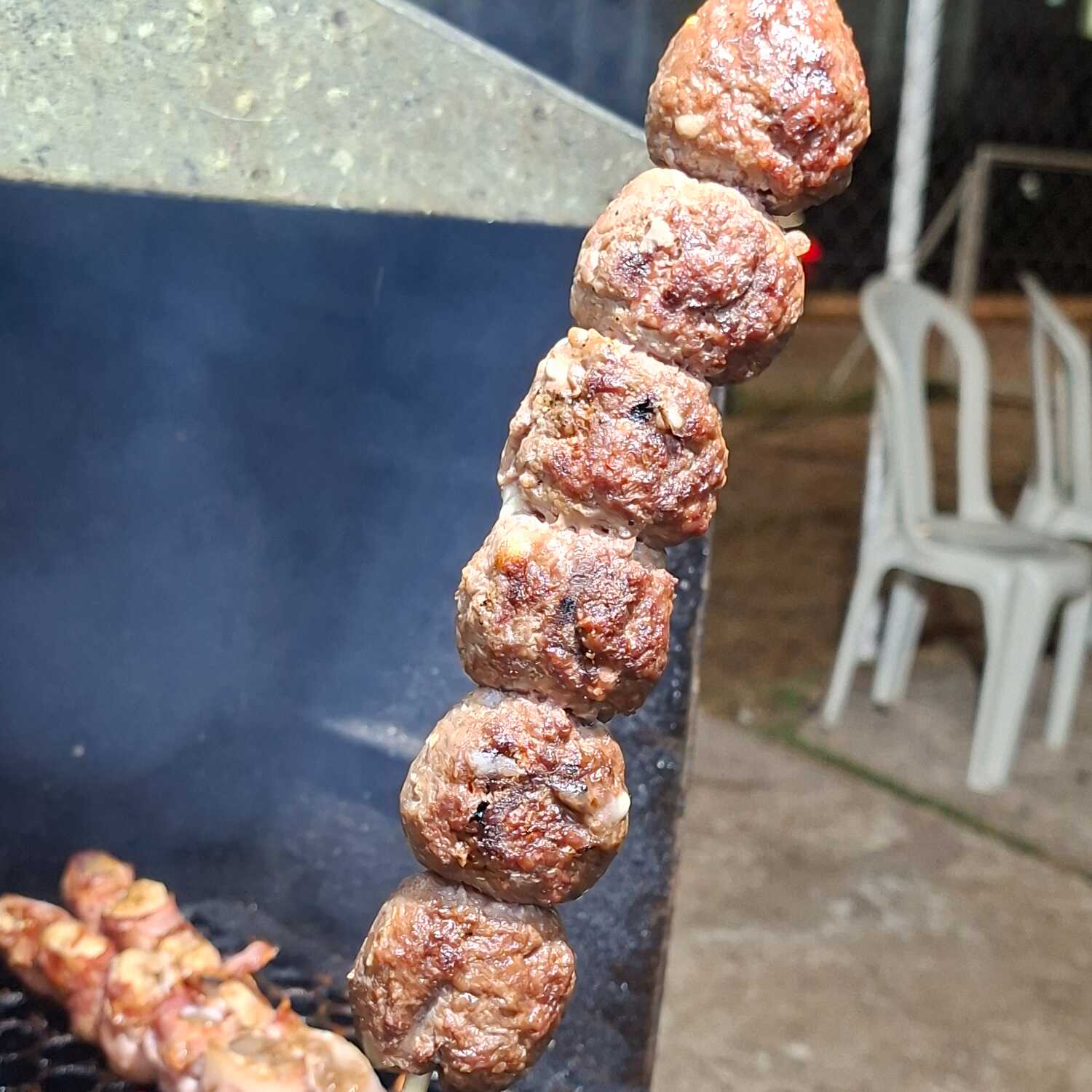 Espetinho De Almôndega Com Queijo — 160 G De Puro Desejo! Se almôndega já é uma delícia, imagine recheada com queijo e preparada na brasa.️ São 160 g de almôndega com queijo, preparada para ficar douradinha por fora, macia por dentro e com aquele queijo derretendo a cada mordida. O sabor marcante da carne encontra a cremosidade do queijo em uma combinação que é simplesmente impossível de ignorar. É aquele espetinho que chega, você experimenta e já pensa: “por que não pedi dois?” 160 g de almôndega com queijo Queijo derretido e irresistível Preparada na brasa Macia, suculenta e cheia de sabor Para os apaixonados por carne e queijo: esse espetinho não pede licença… ele conquista na primeira mordida! Peça agora e descubra seu novo favorito.