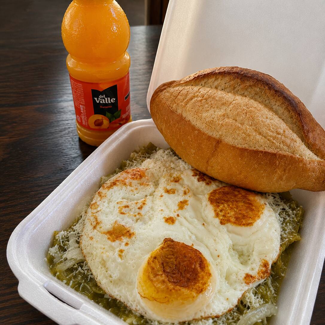 Chilaquiles Verdes C/huevos + Bolillo + Jugo
