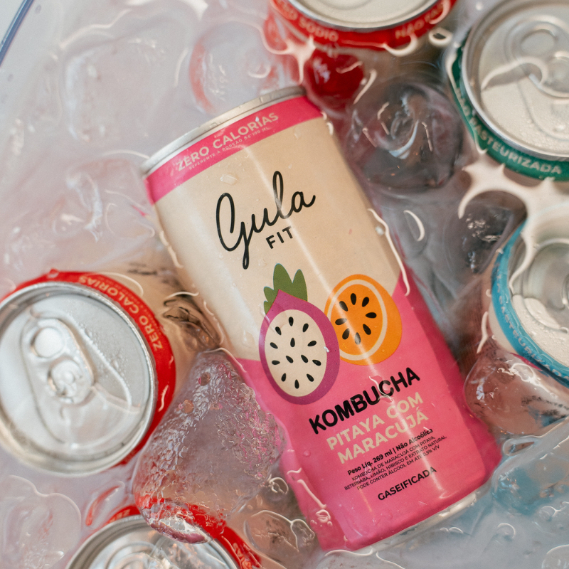 Refrescante e funcional, nossa kombucha é uma bebida natural com probióticos que auxiliam na digestão e no bem-estar. Leve, saborosa e perfeita pra substituir refrigerantes.