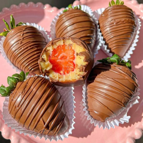 Morango fresco recheado com brigadeiro de Leite Ninho e coberto com chocolate. Uma joia gastronômica