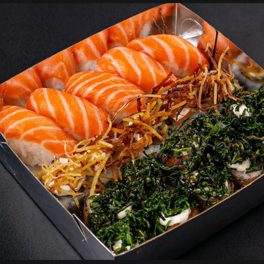 10 hot roll com couve crispy, 5 niguiri de salmão, 5 uramaki filadélfia com batata crispy