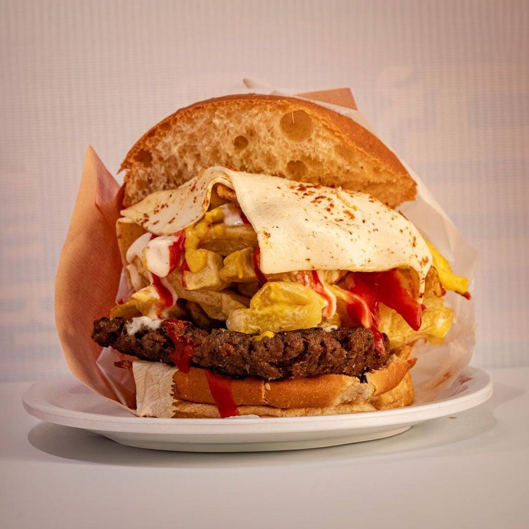 Hamburguesa a la Cubana C/huevo + Platano