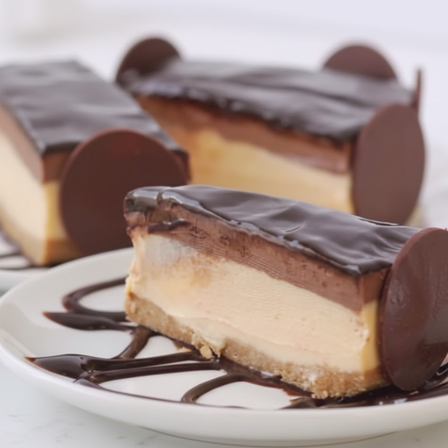 Uma deliciosa combinação de biscoitos, creme suave de baunilha e cobertura de chocolate meio amargo.