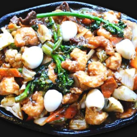 carne bovina fatiada, frango, camarão, acelga, repolho, couve-flor, brócolis, cenoura, cebola, pimentão, ovo de codorna temperado com molho shoyo.