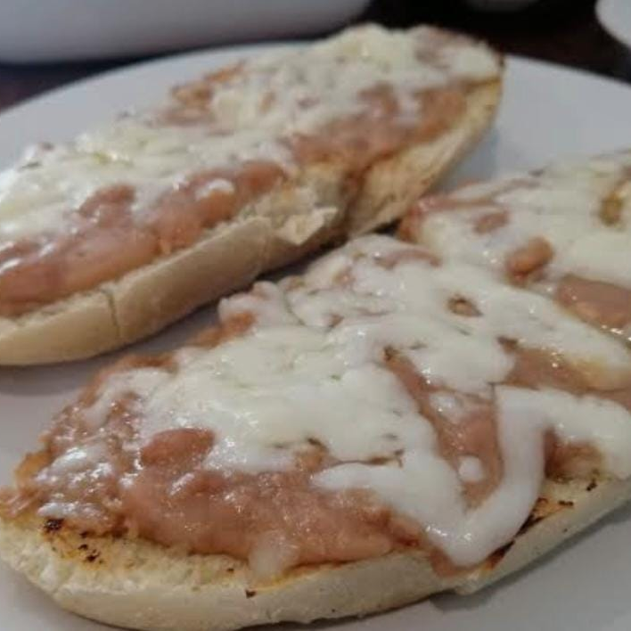 Molletes Salado Frijoles y Queso