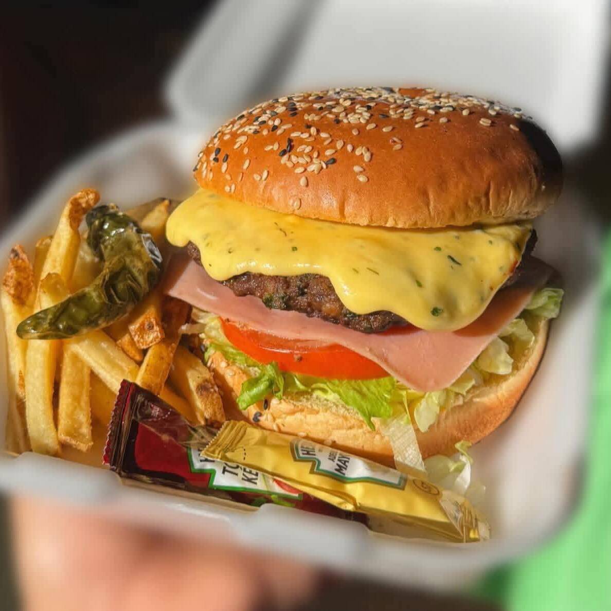 Hamburguesa 3 Quesos con Papas