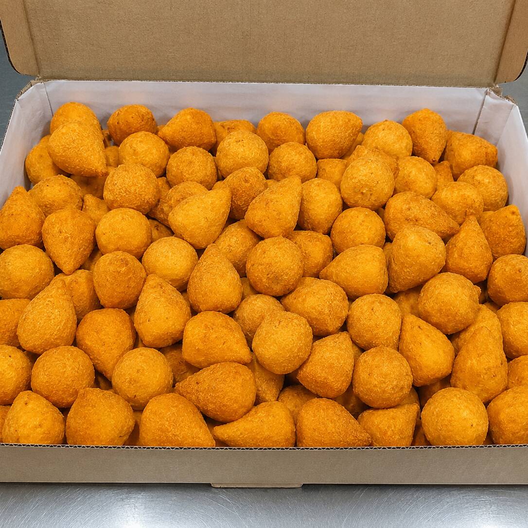 Produto sortido Os sabores são enviados conforme disponibilidade do Dia. Não realizamos troca por preferência de sabor. Mini Salgados