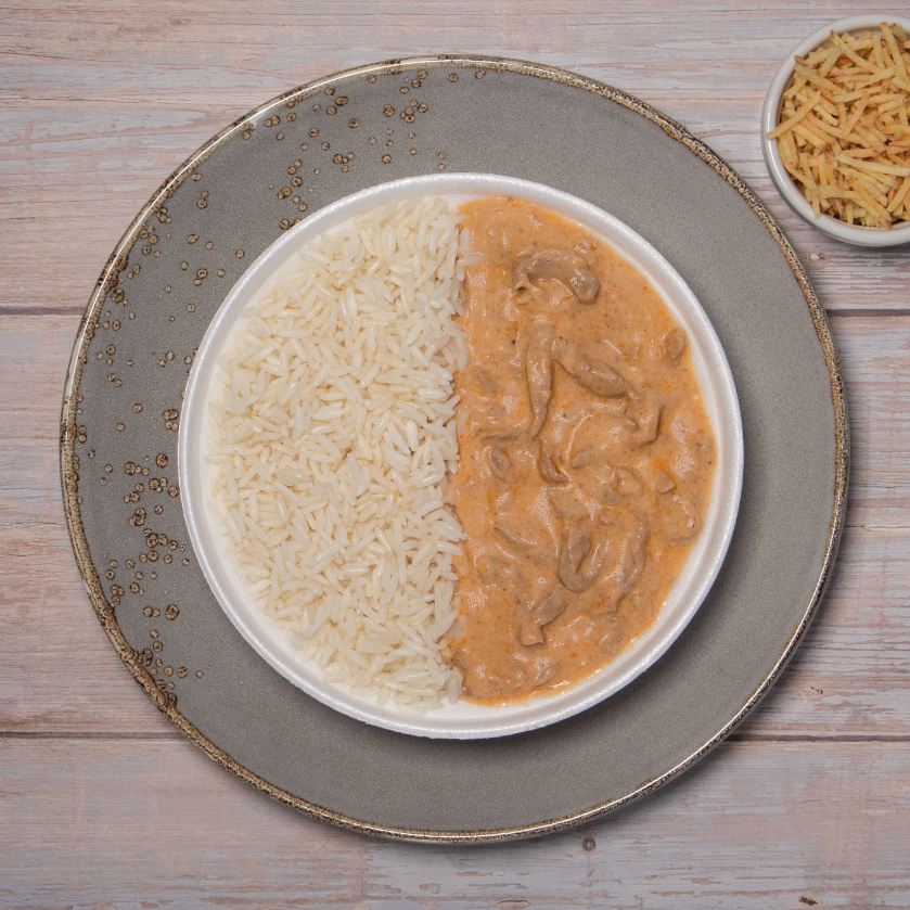 Estrogonofe de carne, arroz e batata palha (enviada separadamente).