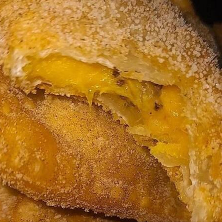 Bananada terra frita, envolta numa massa crocante e polvilhada com açúcar e canela. Um clássico irresistível!