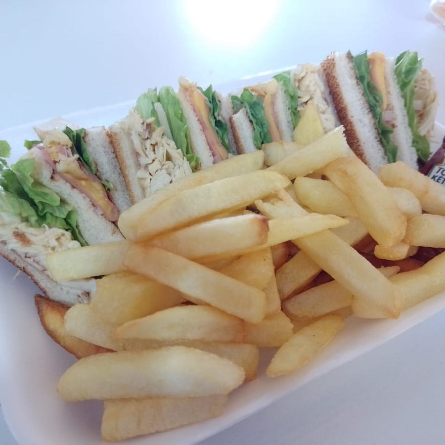 Club sandwich con papas