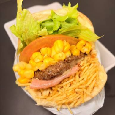 O mais pedido Pao, hamburguer caseiro, mussarela ,ovo alface tomate milho e batata palha.