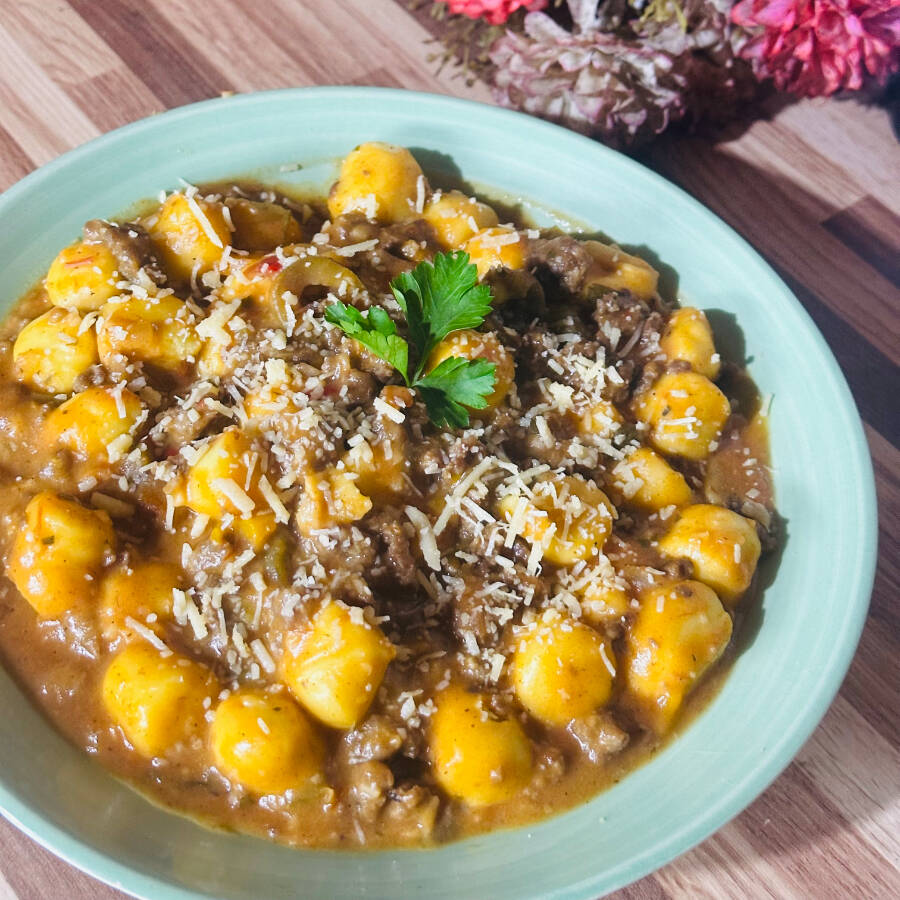 Nossa massa de nhoque é leve, fresca e verdadeiramente artesanal, feita com batata selecionada. Para acompanhar, um suculento molho à bolonhesa preparado em cozimento lento com carne moída de primeira, tomate fresco, pimentão, cebola, alho, azeitona e uma legítima passata de tomate que traz o equilíbrio perfeito.