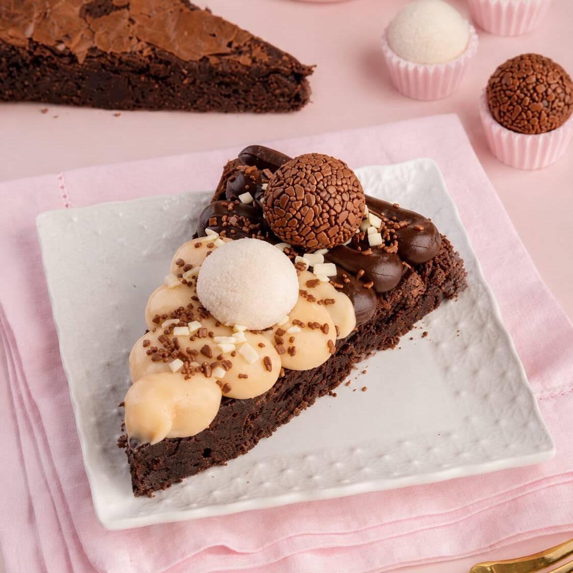 Brownie de chocolate super úmido e fudgy, coberto com uma deliciosa combinação de brigadeiro gourmet e brigadeiro de Ninho. Finalizado com um brigadeiro de chocolate, um docinho de Ninho e confeitos que deixam cada mordida ainda mais especial. A união perfeita dos dois sabores mais amados!
Peso aprox 200 g