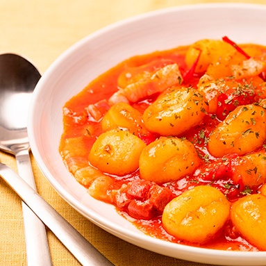 430g de nhoque caseiro de batata coberto com molho ao sugo.