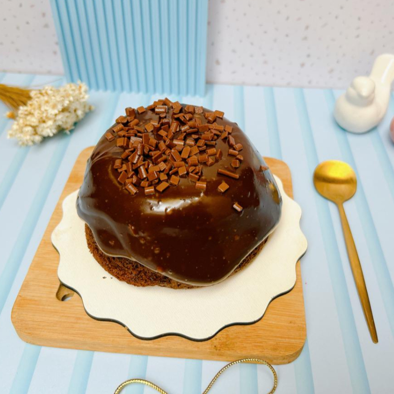 Massa de chocolate caseira super fofinha com cobertura de brigadeiro tradicional cremoso finalizado com granule ao leite.