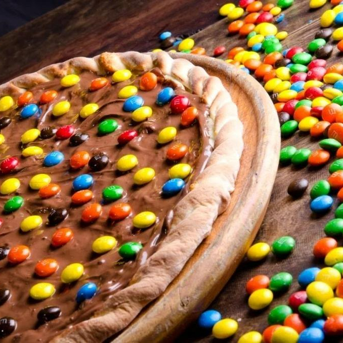 Chocolate, queijo muçarela e M&M. (10 fatias)