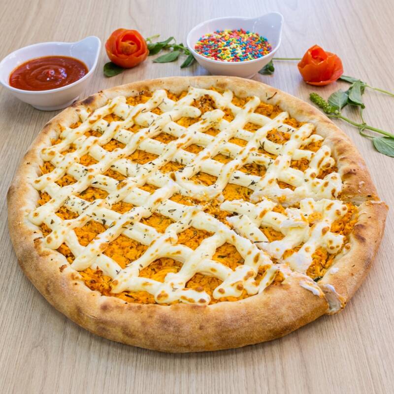 Massa italiana, molho especial, mussarela, frango desfiado, Catupiry e orégano!