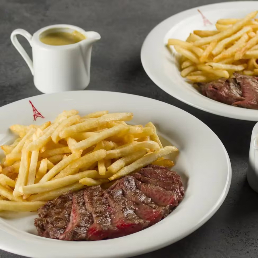 Compartilhar com 2 pessoas. Um suculento corte de carne nobre, grelhado à perfeição no ponto de sua preferência (300g no total in natura). Servido dois steaks de carne com duas porções de batatas fritas e acompanhadas com duas unidades do nosso delicioso e exclusivo molho secreto 80 ml.  - Relação Peso in natura x peso grelhado  Batatas fritas 300 gramas (peso in natura) cada porção. São duas porções de batatas.