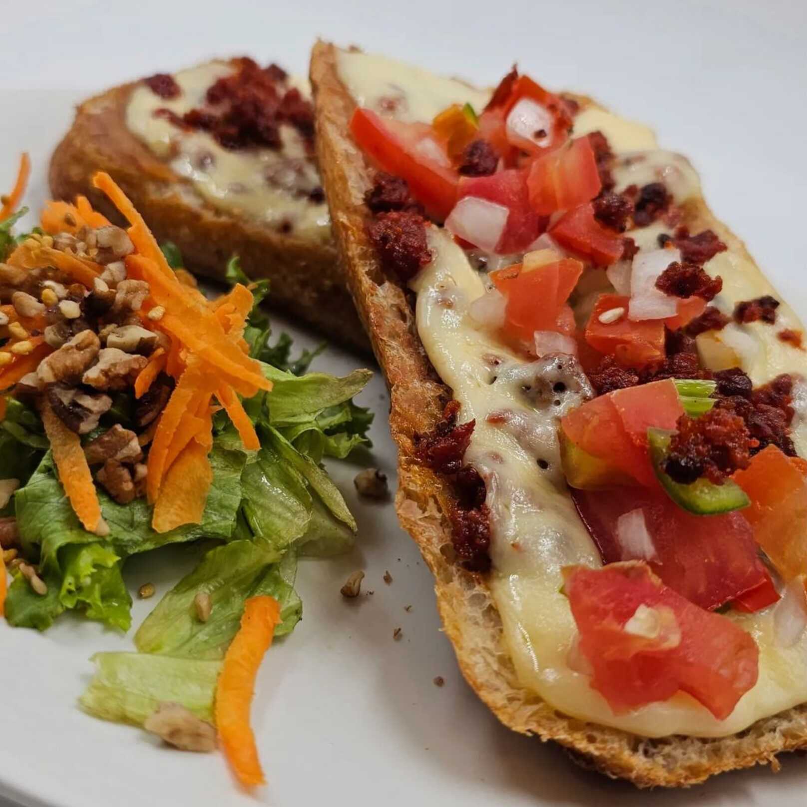 MOLLETES GRATINADOS (incluye bebida sin costo)