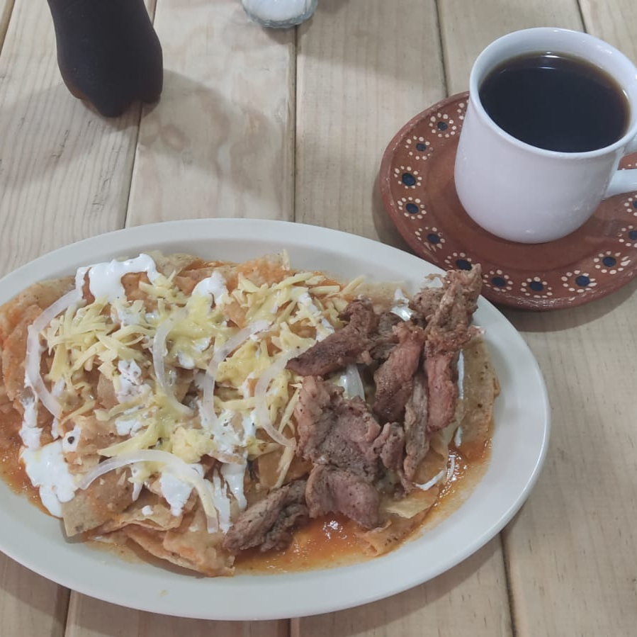 Chilaquiles Rojos con Pastor