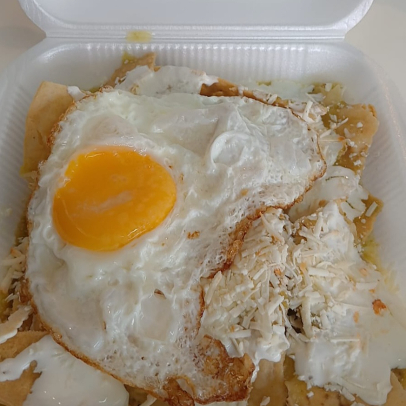 Chilaquiles verdes con huevo