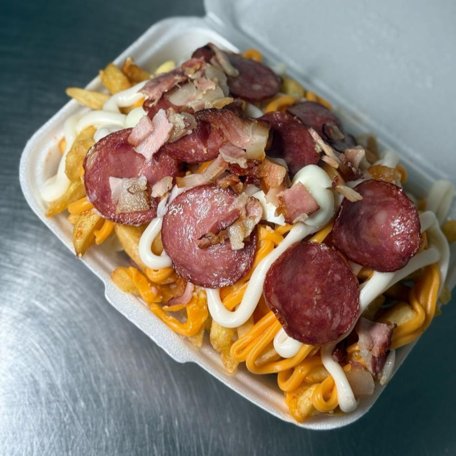 BATATA, CHEEDAR, CATUPIRY, MAIONESE, KETCHUP, BACON, CALABRESA, QUEIJO RALADO E OVO CODORNA