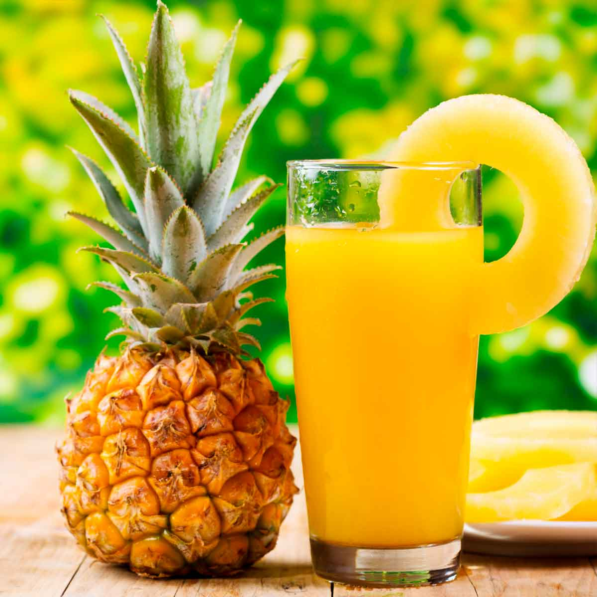 Refrescante e levemente cítrico, feito com abacaxi natural e servido geladinho. Perfeito para acompanhar seu lanche!