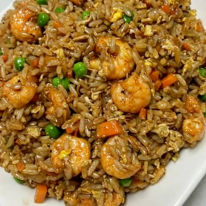 Arroz,ervilha,cebola, cenoura,floco de ovo,camarão ao molha shoyu