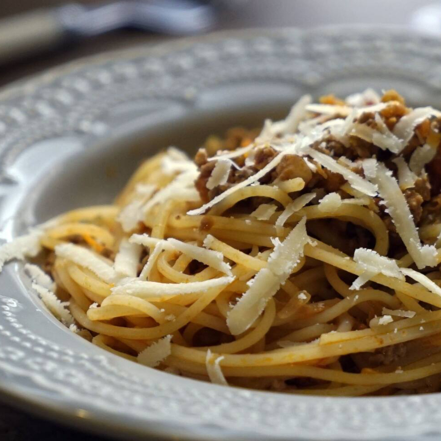Espaguete ao alho e óleo, acompanhado de deliciosos iscas de filé mignon refogados no azeite, manjericão.